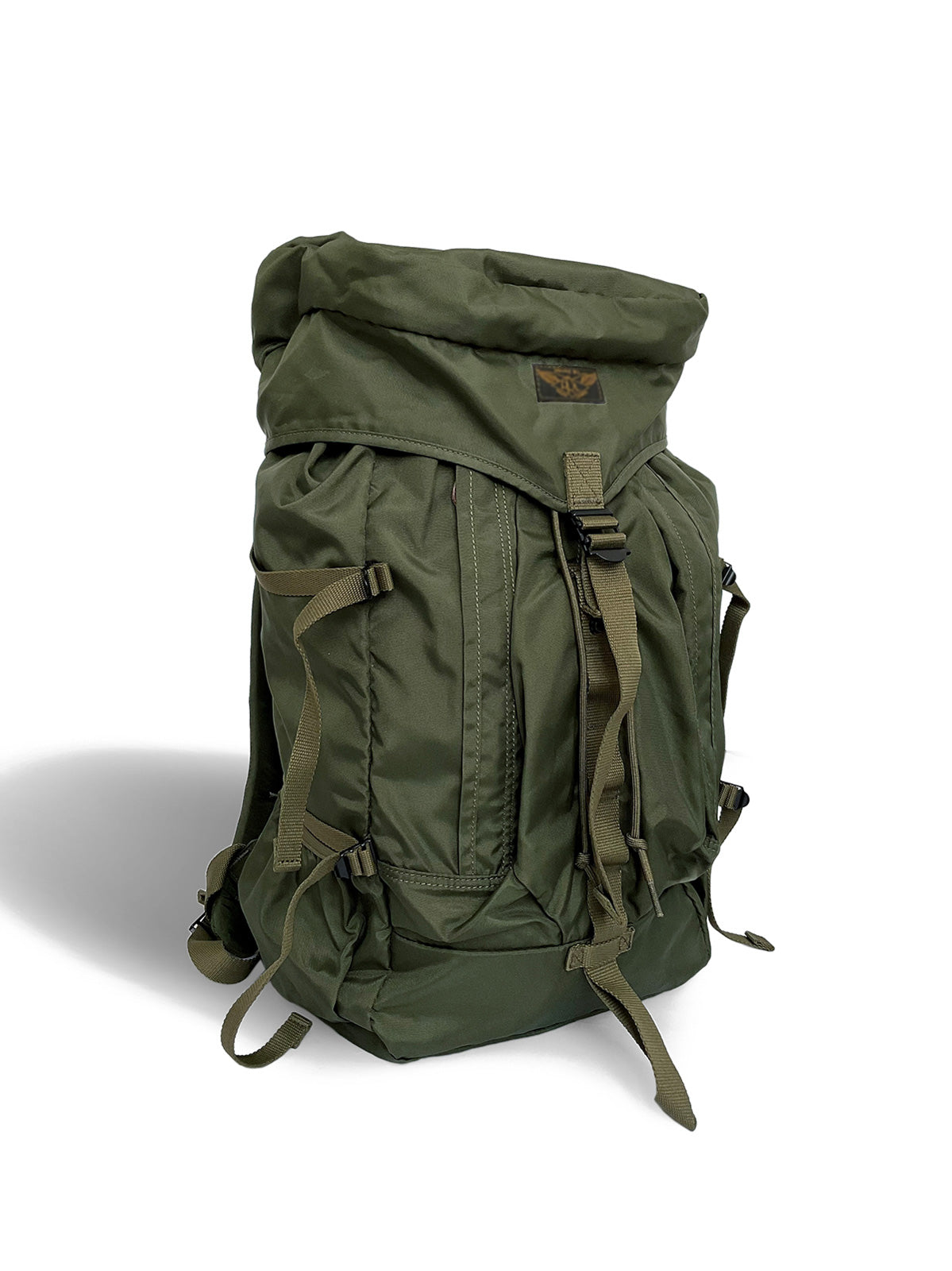 製品画像: ナイロン素材アウトドア登山用バックパックのフロント全体画像
詳細画像: 調整ベルトとトップのドローストリングデザインの詳細画像