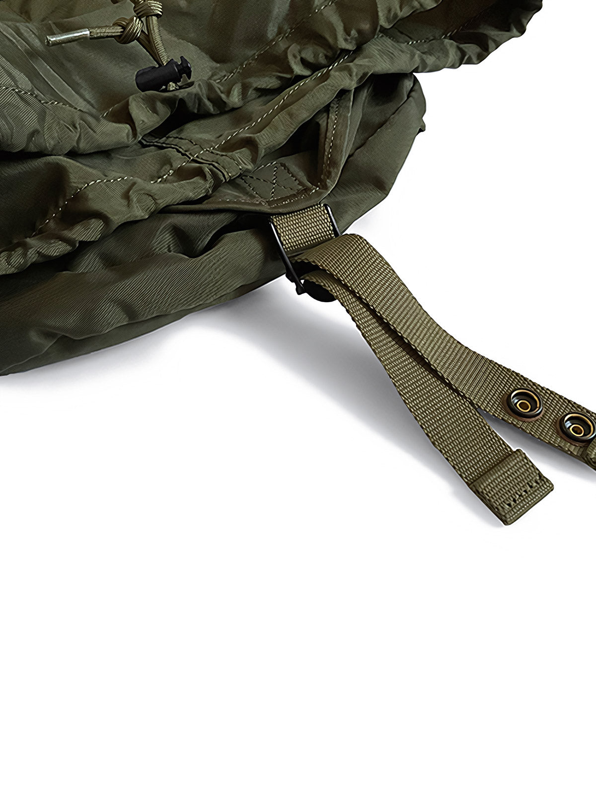 製品画像: ナイロン素材アウトドア登山用バックパックのフロント全体画像
詳細画像: 調整ベルトとトップのドローストリングデザインの詳細画像