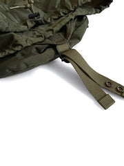 製品画像: ナイロン素材アウトドア登山用バックパックのフロント全体画像
詳細画像: 調整ベルトとトップのドローストリングデザインの詳細画像