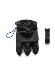 製品画像:悪龍の爪にインスパイアされた怪獣風デザインのアウトドア用ベルトバッグ。高密度ナイロンとカーフレザー素材で、耐久性と防水性を兼ね備え、クライミングやサイクリングに最適。
詳細画像:怪獣風ベルトバッグのドローストリング開閉部とカーフレザーの補強部分。高密度ナイロンとカーフレザーの素材感を強調し、耐久性の高いアウトドア仕様。