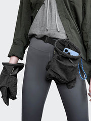 詳細画像:怪獣風ベルトバッグのドローストリング開閉部とカーフレザーの補強部分。高密度ナイロンとカーフレザーの素材感を強調し、耐久性の高いアウトドア仕様。
モデル画像:悪龍の爪デザインの怪獣風ベルトバッグを装着したモデルが、クライミングやサイクリング、日常使用のシーンでバッグを使用。アウトドアスポーツに適した男女兼用デザイン。