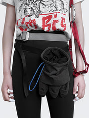 詳細画像:怪獣風ベルトバッグのドローストリング開閉部とカーフレザーの補強部分。高密度ナイロンとカーフレザーの素材感を強調し、耐久性の高いアウトドア仕様。
モデル画像:悪龍の爪デザインの怪獣風ベルトバッグを装着したモデルが、クライミングやサイクリング、日常使用のシーンでバッグを使用。アウトドアスポーツに適した男女兼用デザイン。