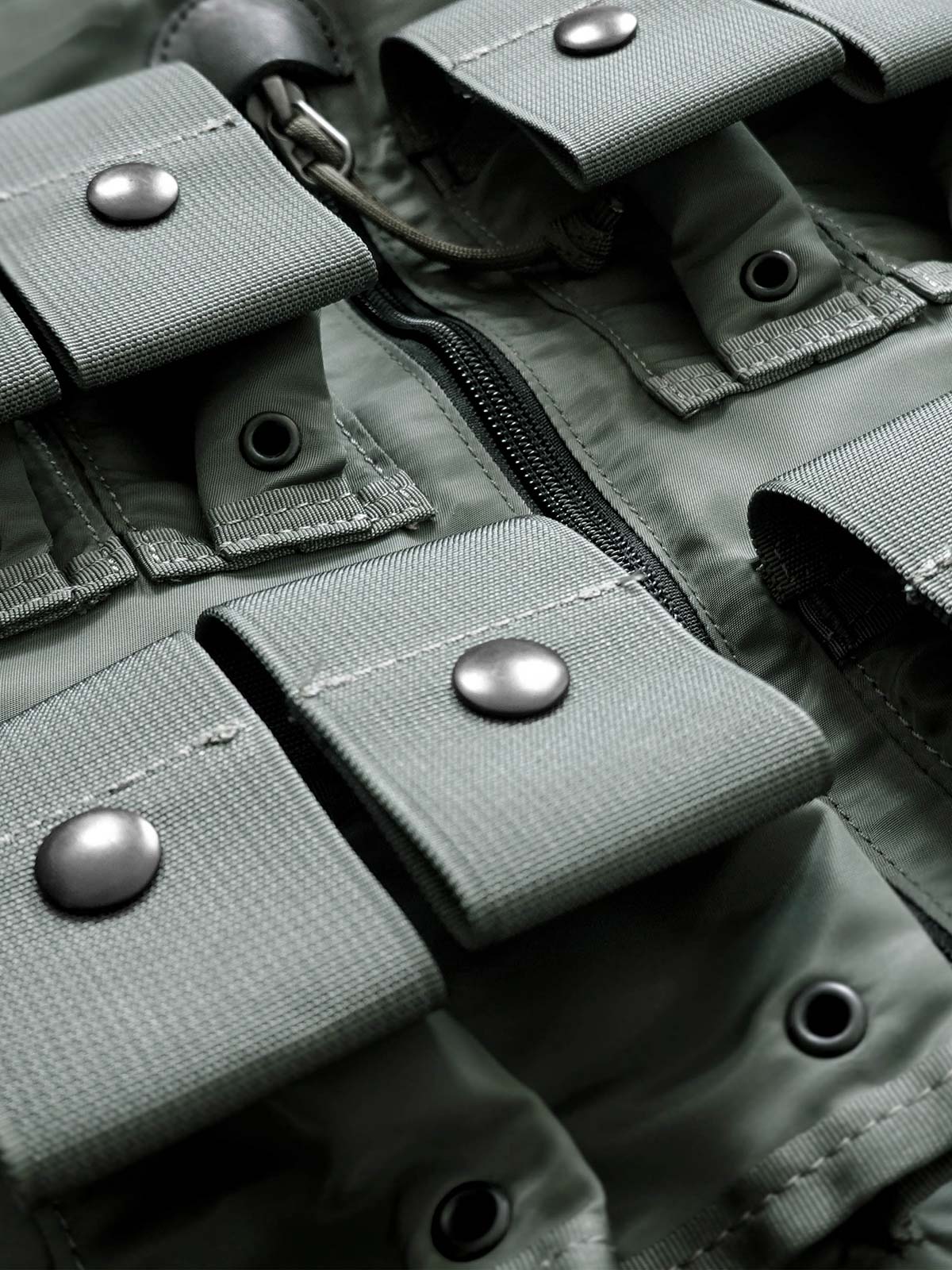 製品画像: 軽量ナイロンライディング用アウトドアバックパックの正面画像。通勤やアウトドア活動、ライディングに最適な多機能デザインで、耐久性の高いナイロン素材を使用。
詳細画像: 軽量ナイロンバックパックのポケット詳細画像。5つのポケットとダブルジッパー、ハングループを備えた実用的なデザイン。