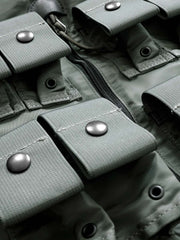 製品画像: 軽量ナイロンライディング用アウトドアバックパックの正面画像。通勤やアウトドア活動、ライディングに最適な多機能デザインで、耐久性の高いナイロン素材を使用。
詳細画像: 軽量ナイロンバックパックのポケット詳細画像。5つのポケットとダブルジッパー、ハングループを備えた実用的なデザイン。