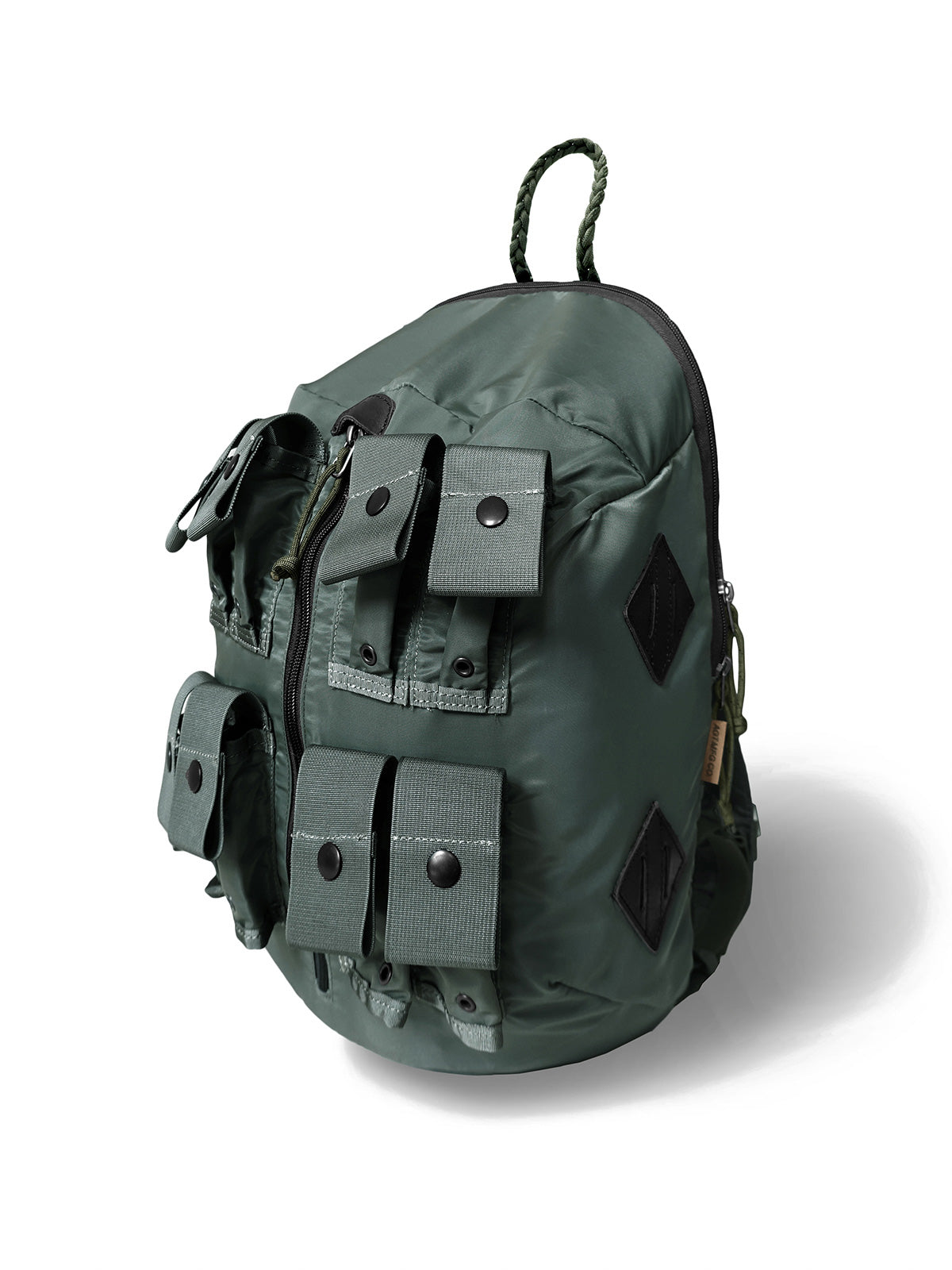 製品画像: 軽量ナイロンライディング用アウトドアバックパックの正面画像。通勤やアウトドア活動、ライディングに最適な多機能デザインで、耐久性の高いナイロン素材を使用。
詳細画像: 軽量ナイロンバックパックのポケット詳細画像。5つのポケットとダブルジッパー、ハングループを備えた実用的なデザイン。