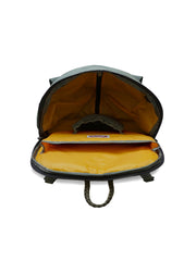 製品画像: 軽量ナイロンライディング用アウトドアバックパックの正面画像。通勤やアウトドア活動、ライディングに最適な多機能デザインで、耐久性の高いナイロン素材を使用。
詳細画像: 軽量ナイロンバックパックのポケット詳細画像。5つのポケットとダブルジッパー、ハングループを備えた実用的なデザイン。