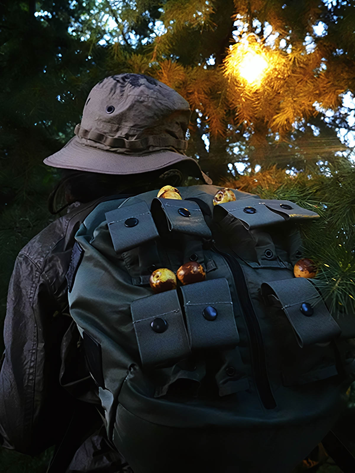 製品画像: 軽量ナイロンライディング用アウトドアバックパックの正面画像。通勤やアウトドア活動、ライディングに最適な多機能デザインで、耐久性の高いナイロン素材を使用。
詳細画像: 軽量ナイロンバックパックのポケット詳細画像。5つのポケットとダブルジッパー、ハングループを備えた実用的なデザイン。