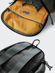 製品画像: 軽量ナイロンライディング用アウトドアバックパックの正面画像。通勤やアウトドア活動、ライディングに最適な多機能デザインで、耐久性の高いナイロン素材を使用。
詳細画像: 軽量ナイロンバックパックのポケット詳細画像。5つのポケットとダブルジッパー、ハングループを備えた実用的なデザイン。