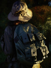 製品画像: 軽量ナイロンライディング用アウトドアバックパックの正面画像。通勤やアウトドア活動、ライディングに最適な多機能デザインで、耐久性の高いナイロン素材を使用。
詳細画像: 軽量ナイロンバックパックのポケット詳細画像。5つのポケットとダブルジッパー、ハングループを備えた実用的なデザイン。