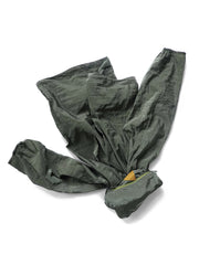 製品画像:超軽量ナイロン アウトドア ウィンドシェルの正面画像です。撥水加工が施されたデザインです。
詳細画像:超軽量ナイロン ウィンドシェルの撥水加工部分の詳細画像です。水滴を弾く様子が確認できます。