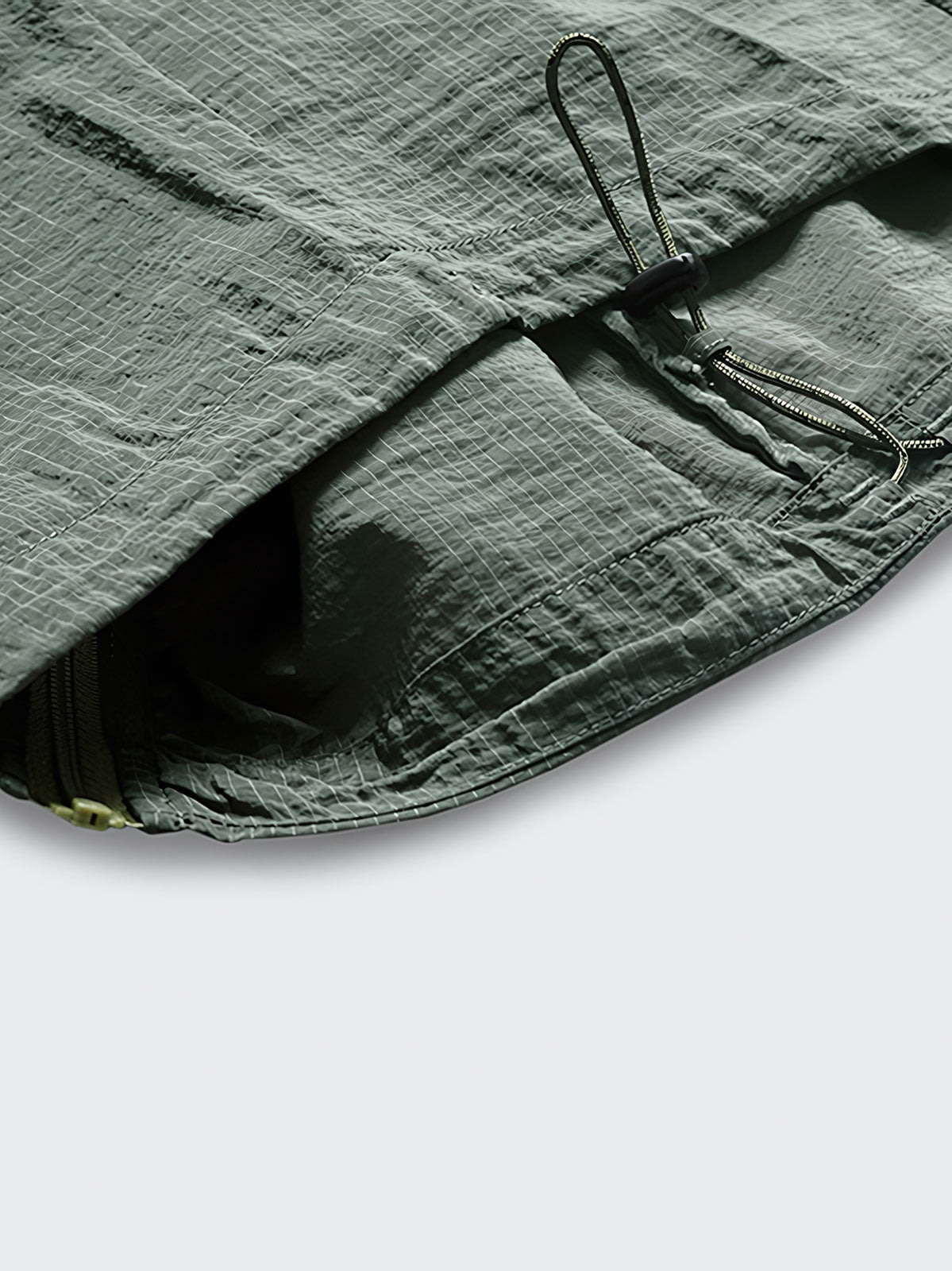 製品画像:超軽量ナイロン アウトドア ウィンドシェルの正面画像です。撥水加工が施されたデザインです。
詳細画像:超軽量ナイロン ウィンドシェルの撥水加工部分の詳細画像です。水滴を弾く様子が確認できます。