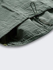 製品画像:超軽量ナイロン アウトドア ウィンドシェルの正面画像です。撥水加工が施されたデザインです。
詳細画像:超軽量ナイロン ウィンドシェルの撥水加工部分の詳細画像です。水滴を弾く様子が確認できます。