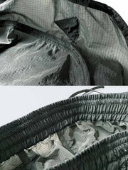 製品画像:軽量ナイロン レディース アウトドアスポーツショートパンツの正面画像です。シンプルかつ洗練されたデザインです。
詳細画像:ナイロングリッド素材と機能ポケットの詳細画像です。軽量で通気性に優れた生地を強調しています。