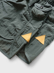 製品画像:軽量ナイロン レディース アウトドアスポーツショートパンツの正面画像です。シンプルかつ洗練されたデザインです。
詳細画像:ナイロングリッド素材と機能ポケットの詳細画像です。軽量で通気性に優れた生地を強調しています。