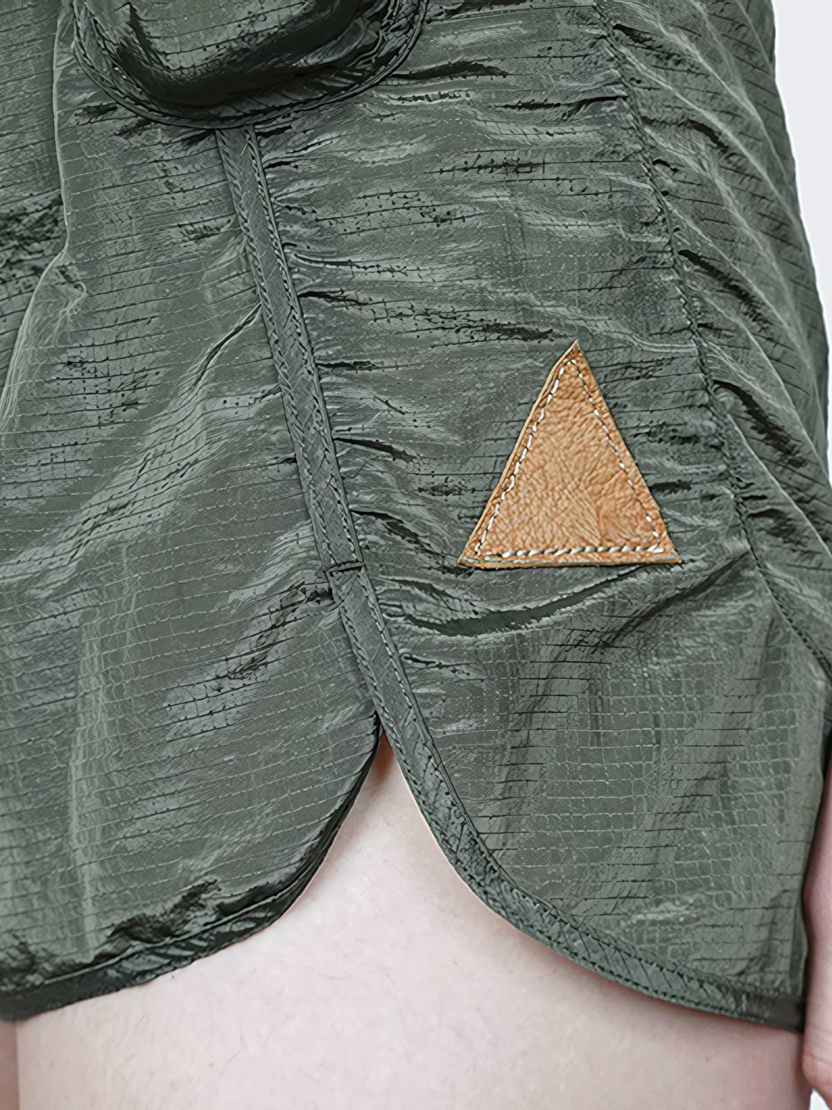 詳細画像:ナイロングリッド素材と機能ポケットの詳細画像です。軽量で通気性に優れた生地を強調しています。
モデル画像:夏のスポーツシーンでショートパンツを着用しているモデルの画像です。快適さと機能性を兼ね備えたデザインです。