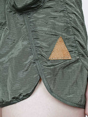 詳細画像:ナイロングリッド素材と機能ポケットの詳細画像です。軽量で通気性に優れた生地を強調しています。
モデル画像:夏のスポーツシーンでショートパンツを着用しているモデルの画像です。快適さと機能性を兼ね備えたデザインです。