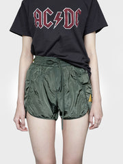 詳細画像:ナイロングリッド素材と機能ポケットの詳細画像です。軽量で通気性に優れた生地を強調しています。
モデル画像:夏のスポーツシーンでショートパンツを着用しているモデルの画像です。快適さと機能性を兼ね備えたデザインです。