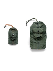 製品画像:リメイク軽量メッシュナイロン アウトドア収納バッグの正面画像です。機能的かつ軽量なデザインが特長です。
詳細画像:収納バッグのスナップポケットとドローストリング部分の詳細画像です。小物収納と素早い取り出しが可能なデザインです。