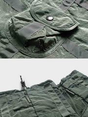 製品画像:リメイク軽量メッシュナイロン アウトドア収納バッグの正面画像です。機能的かつ軽量なデザインが特長です。
詳細画像:収納バッグのスナップポケットとドローストリング部分の詳細画像です。小物収納と素早い取り出しが可能なデザインです。