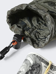 製品画像:リメイク軽量メッシュナイロン アウトドア収納バッグの正面画像です。機能的かつ軽量なデザインが特長です。
詳細画像:収納バッグのスナップポケットとドローストリング部分の詳細画像です。小物収納と素早い取り出しが可能なデザインです。