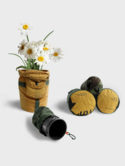 製品画像:リメイク軽量メッシュナイロン アウトドア収納バッグの正面画像です。機能的かつ軽量なデザインが特長です。
詳細画像:収納バッグのスナップポケットとドローストリング部分の詳細画像です。小物収納と素早い取り出しが可能なデザインです。