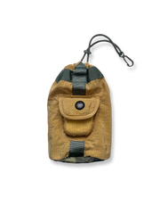 製品画像:リメイク軽量メッシュナイロン アウトドア収納バッグの正面画像です。機能的かつ軽量なデザインが特長です。
詳細画像:収納バッグのスナップポケットとドローストリング部分の詳細画像です。小物収納と素早い取り出しが可能なデザインです。