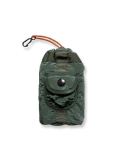 製品画像:リメイク軽量メッシュナイロン アウトドア収納バッグの正面画像です。機能的かつ軽量なデザインが特長です。
詳細画像:収納バッグのスナップポケットとドローストリング部分の詳細画像です。小物収納と素早い取り出しが可能なデザインです。