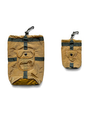 製品画像:リメイク軽量メッシュナイロン アウトドア収納バッグの正面画像です。機能的かつ軽量なデザインが特長です。
詳細画像:収納バッグのスナップポケットとドローストリング部分の詳細画像です。小物収納と素早い取り出しが可能なデザインです。