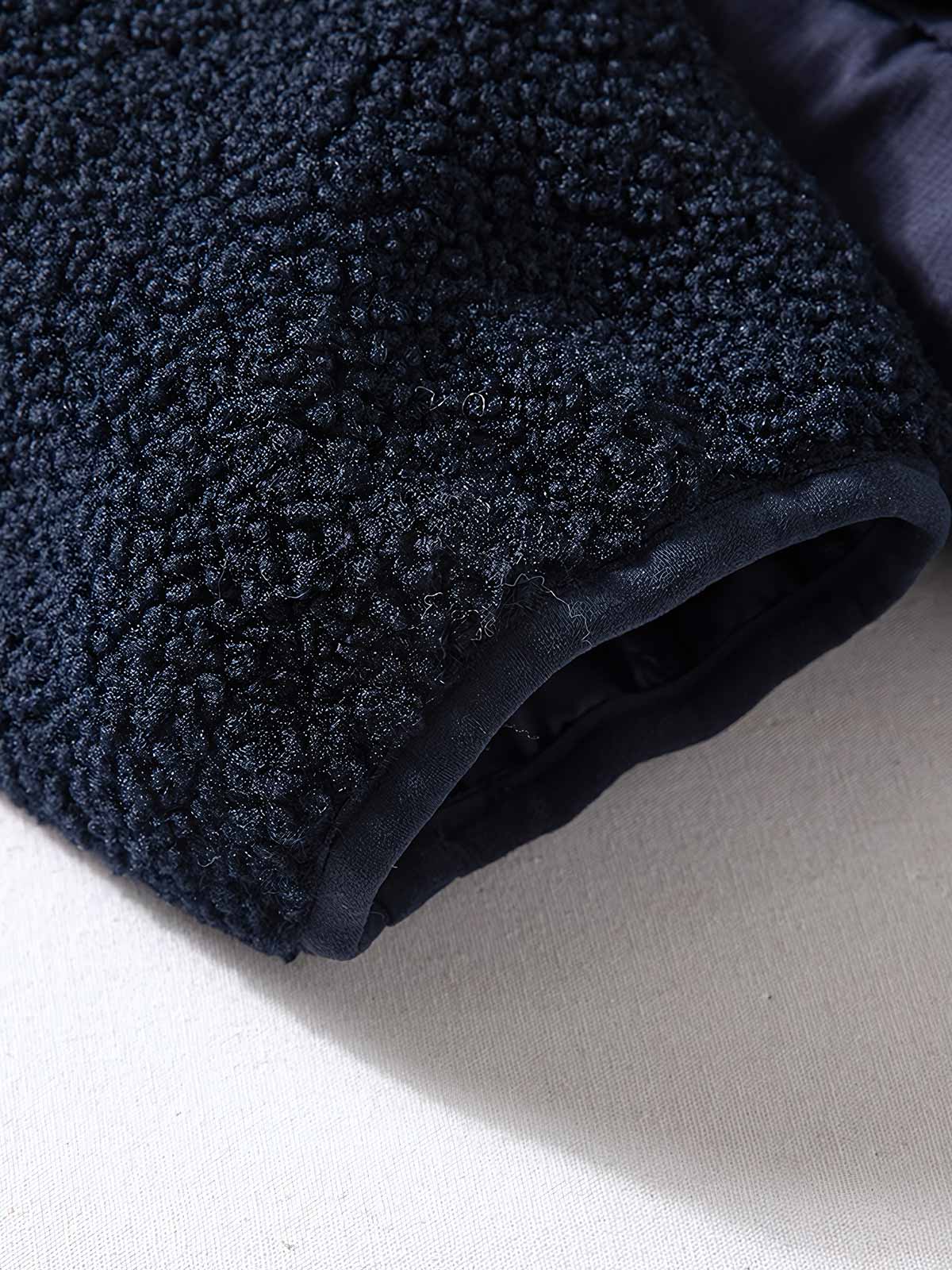 製品画像
「フェイクシープスキン素材とダイヤ柄キルティング裏地のパッチワークデザイン、ノーカラージャケットで洗練されたトレンド感を演出」
詳細画像
「柔らかく繊細なフェイクシープスキン素材、均一な中綿配置で型崩れしにくいダイヤ柄キルティング裏地、機能的なポケットと袖のパッチ刺繍デザイン」