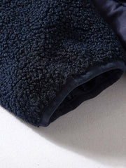 製品画像
「フェイクシープスキン素材とダイヤ柄キルティング裏地のパッチワークデザイン、ノーカラージャケットで洗練されたトレンド感を演出」
詳細画像
「柔らかく繊細なフェイクシープスキン素材、均一な中綿配置で型崩れしにくいダイヤ柄キルティング裏地、機能的なポケットと袖のパッチ刺繍デザイン」