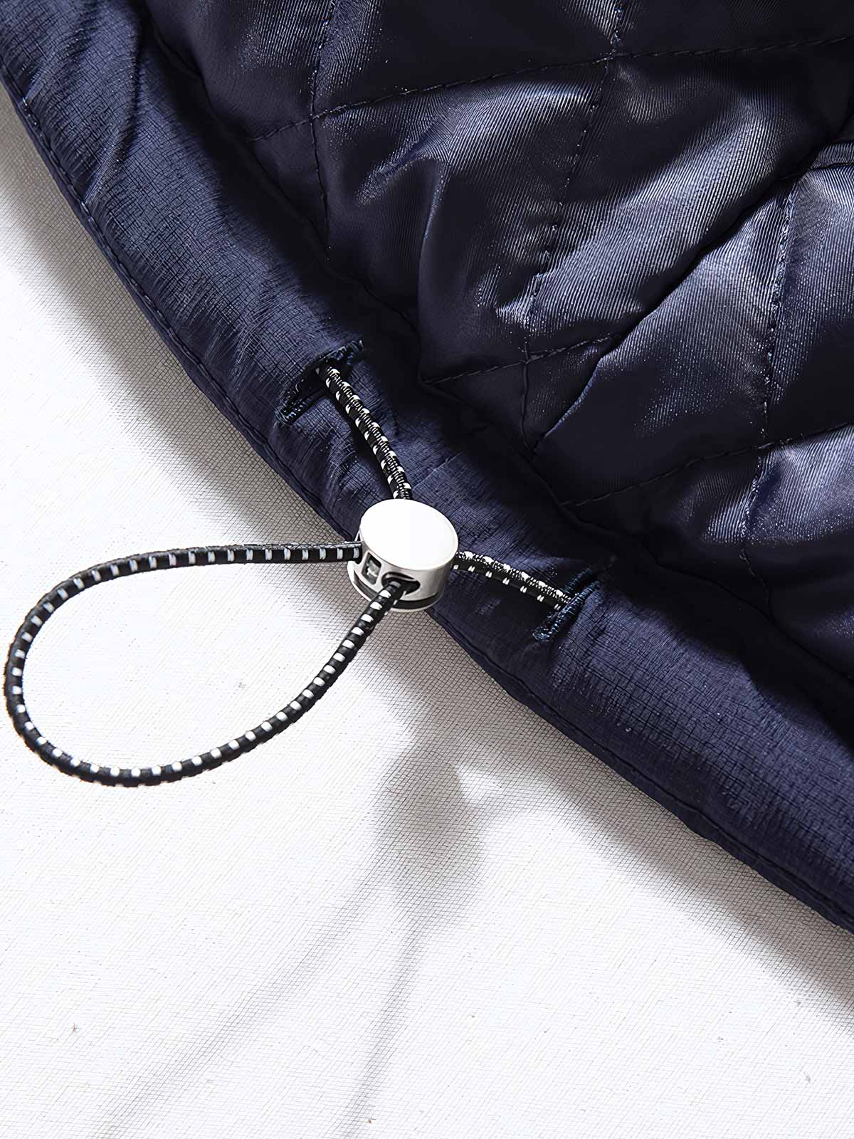 製品画像
「フェイクシープスキン素材とダイヤ柄キルティング裏地のパッチワークデザイン、ノーカラージャケットで洗練されたトレンド感を演出」
詳細画像
「柔らかく繊細なフェイクシープスキン素材、均一な中綿配置で型崩れしにくいダイヤ柄キルティング裏地、機能的なポケットと袖のパッチ刺繍デザイン」