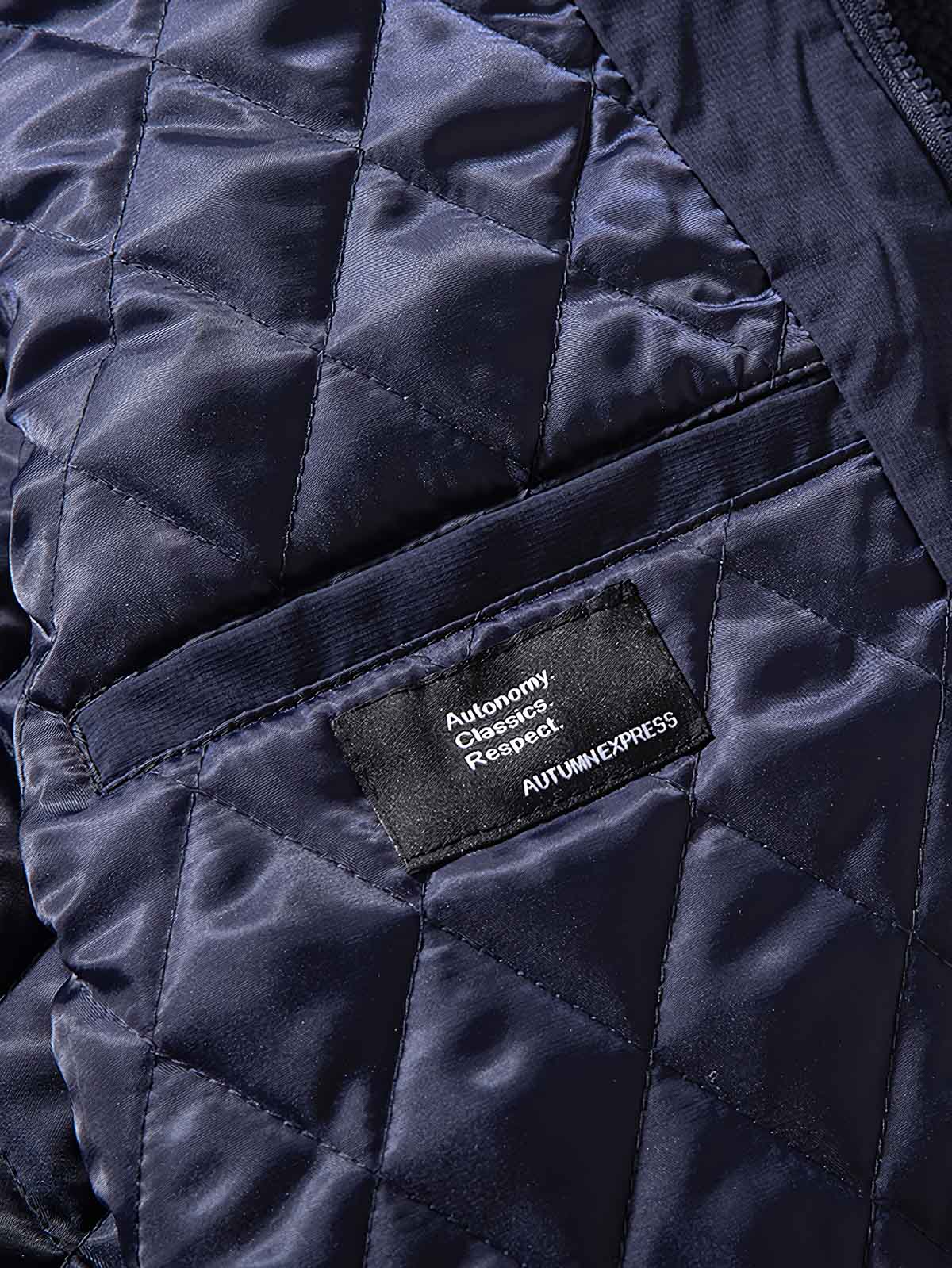 製品画像
「フェイクシープスキン素材とダイヤ柄キルティング裏地のパッチワークデザイン、ノーカラージャケットで洗練されたトレンド感を演出」
詳細画像
「柔らかく繊細なフェイクシープスキン素材、均一な中綿配置で型崩れしにくいダイヤ柄キルティング裏地、機能的なポケットと袖のパッチ刺繍デザイン」