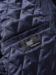 製品画像
「フェイクシープスキン素材とダイヤ柄キルティング裏地のパッチワークデザイン、ノーカラージャケットで洗練されたトレンド感を演出」
詳細画像
「柔らかく繊細なフェイクシープスキン素材、均一な中綿配置で型崩れしにくいダイヤ柄キルティング裏地、機能的なポケットと袖のパッチ刺繍デザイン」