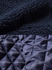 製品画像
「フェイクシープスキン素材とダイヤ柄キルティング裏地のパッチワークデザイン、ノーカラージャケットで洗練されたトレンド感を演出」
詳細画像
「柔らかく繊細なフェイクシープスキン素材、均一な中綿配置で型崩れしにくいダイヤ柄キルティング裏地、機能的なポケットと袖のパッチ刺繍デザイン」