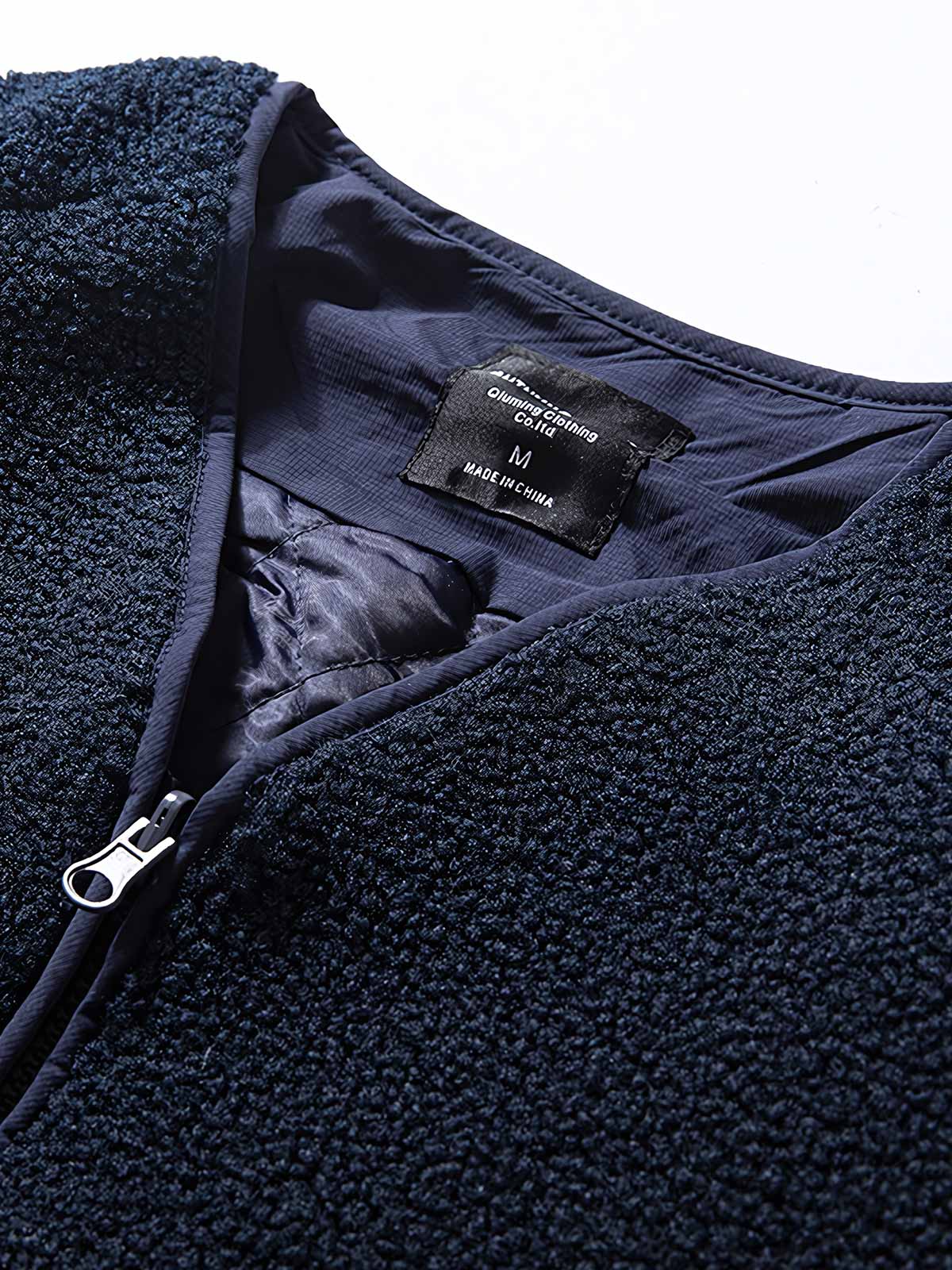 製品画像
「フェイクシープスキン素材とダイヤ柄キルティング裏地のパッチワークデザイン、ノーカラージャケットで洗練されたトレンド感を演出」
詳細画像
「柔らかく繊細なフェイクシープスキン素材、均一な中綿配置で型崩れしにくいダイヤ柄キルティング裏地、機能的なポケットと袖のパッチ刺繍デザイン」