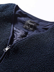 製品画像
「フェイクシープスキン素材とダイヤ柄キルティング裏地のパッチワークデザイン、ノーカラージャケットで洗練されたトレンド感を演出」
詳細画像
「柔らかく繊細なフェイクシープスキン素材、均一な中綿配置で型崩れしにくいダイヤ柄キルティング裏地、機能的なポケットと袖のパッチ刺繍デザイン」