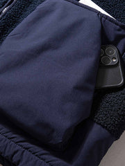 製品画像
「フェイクシープスキン素材とダイヤ柄キルティング裏地のパッチワークデザイン、ノーカラージャケットで洗練されたトレンド感を演出」
詳細画像
「柔らかく繊細なフェイクシープスキン素材、均一な中綿配置で型崩れしにくいダイヤ柄キルティング裏地、機能的なポケットと袖のパッチ刺繍デザイン」