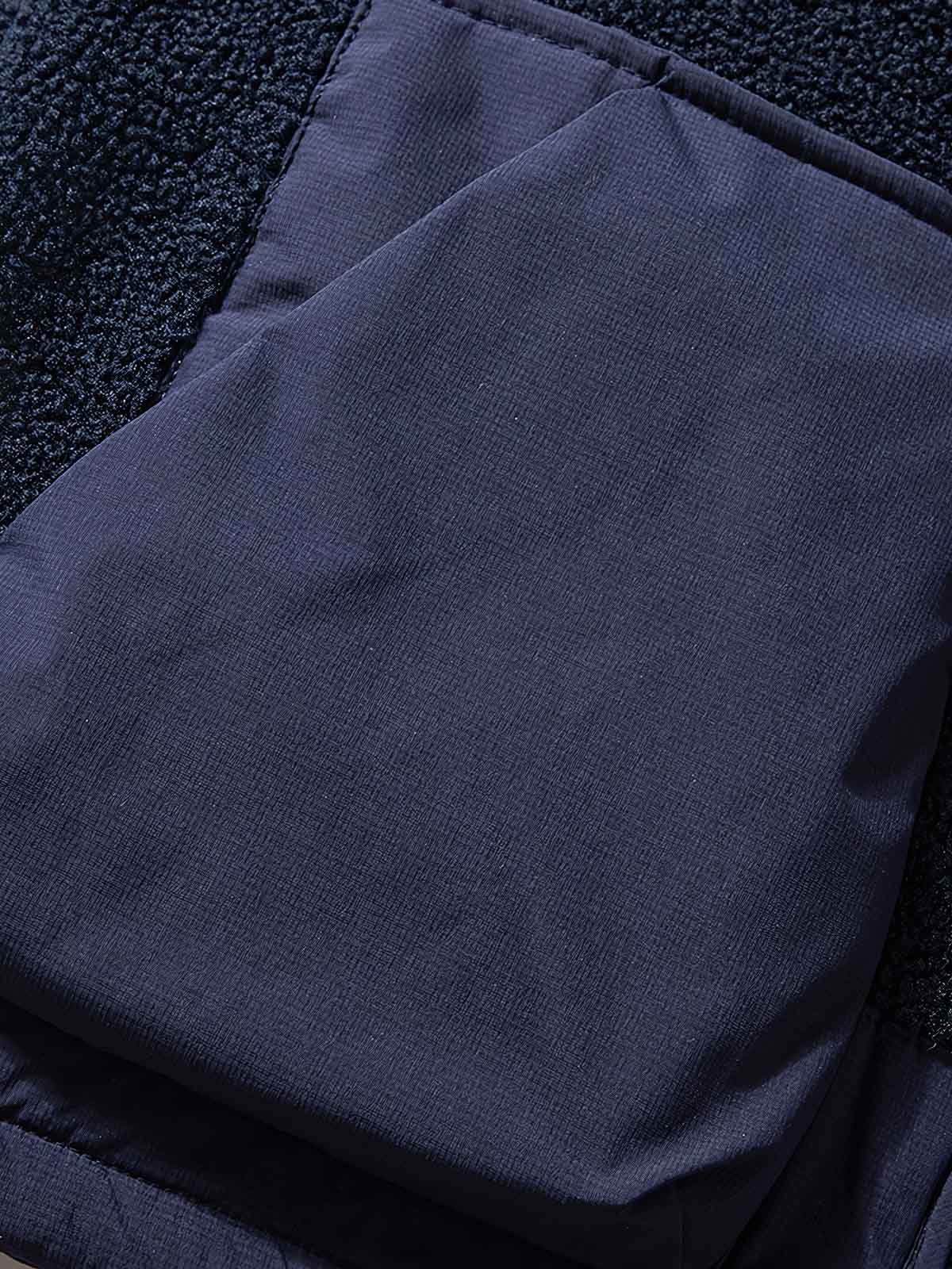 製品画像
「フェイクシープスキン素材とダイヤ柄キルティング裏地のパッチワークデザイン、ノーカラージャケットで洗練されたトレンド感を演出」
詳細画像
「柔らかく繊細なフェイクシープスキン素材、均一な中綿配置で型崩れしにくいダイヤ柄キルティング裏地、機能的なポケットと袖のパッチ刺繍デザイン」