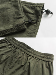 製品画像:
「多ポケット ワークスタイル ロングパンツの正面全体展示図。クラシックなワークデザインとルーズフィットシルエットが特徴で、軽量で耐久性のあるナイロン素材を採用。日常使いにもアウトドアにも最適な実用的アイテム。」
詳細画像:
「多ポケット ワークスタイル ロングパンツのディテール。複数の大容量ポケットや、ウエストと裾に搭載されたドローコードをクローズアップ。シルエット調整が可能で、機能性とデザイン性を兼ね備えたディテール写真。」