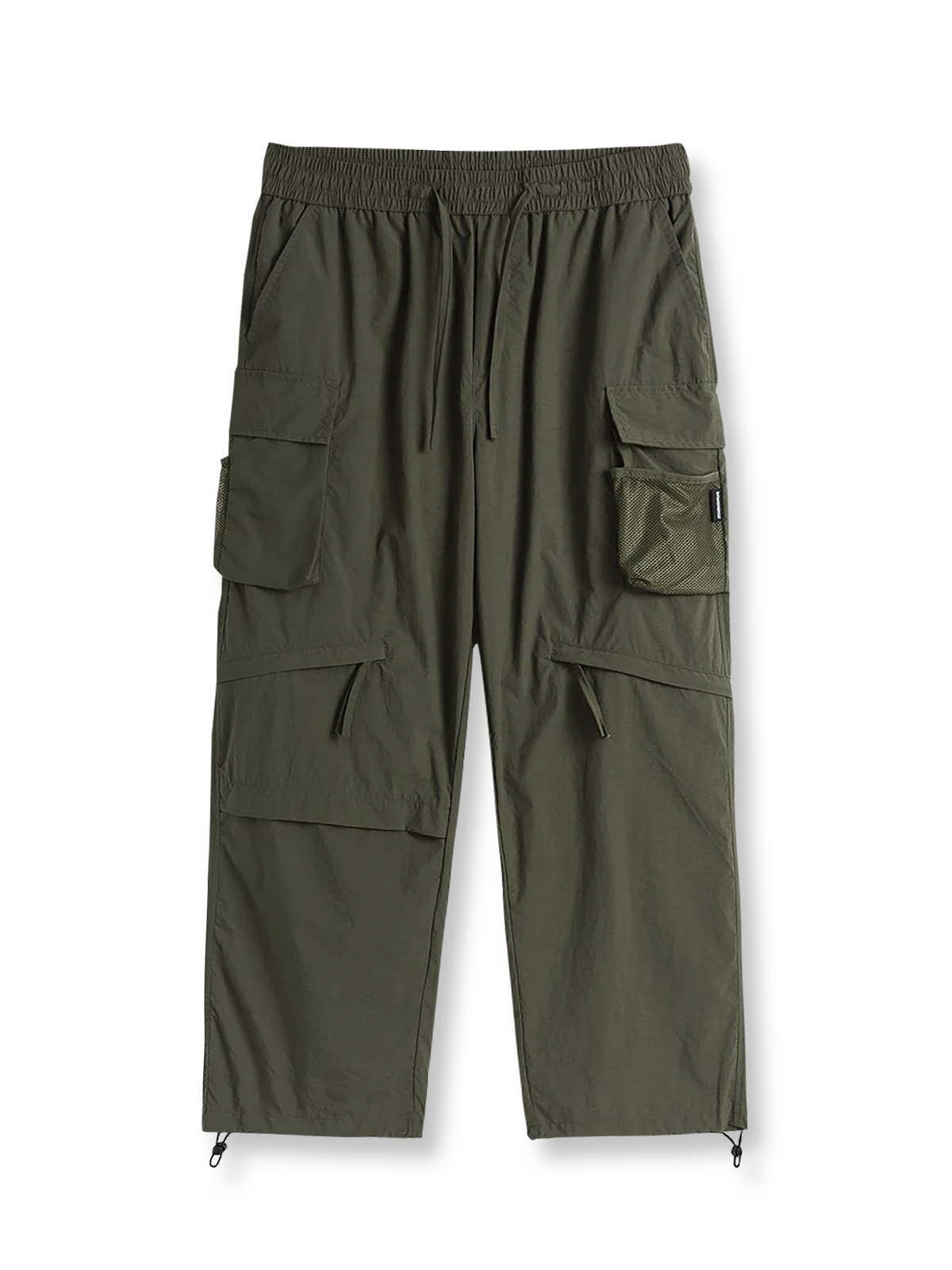 製品画像:
「多ポケット ワークスタイル ロングパンツの正面全体展示図。クラシックなワークデザインとルーズフィットシルエットが特徴で、軽量で耐久性のあるナイロン素材を採用。日常使いにもアウトドアにも最適な実用的アイテム。」
詳細画像:
「多ポケット ワークスタイル ロングパンツのディテール。複数の大容量ポケットや、ウエストと裾に搭載されたドローコードをクローズアップ。シルエット調整が可能で、機能性とデザイン性を兼ね備えたディテール写真。」