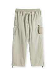 製品画像:
「多ポケット ワークスタイル ロングパンツの正面全体展示図。クラシックなワークデザインとルーズフィットシルエットが特徴で、軽量で耐久性のあるナイロン素材を採用。日常使いにもアウトドアにも最適な実用的アイテム。」
詳細画像:
「多ポケット ワークスタイル ロングパンツのディテール。複数の大容量ポケットや、ウエストと裾に搭載されたドローコードをクローズアップ。シルエット調整が可能で、機能性とデザイン性を兼ね備えたディテール写真。」