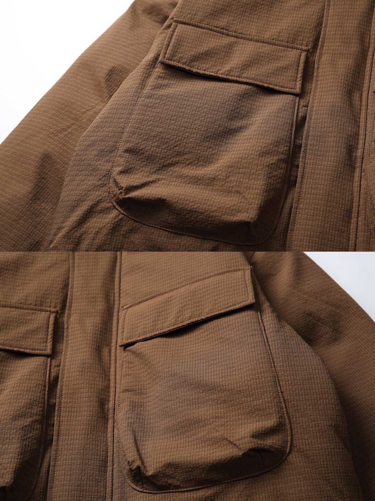 製品画像:
「立体ポケットとレイヤード風デザインを採用したフード付き中綿ジャケットの正面全体展示図。厚手生地と中綿裏地により抜群の保温性を提供し、ルーズフィットシルエットが防風性と快適さを両立。冬のアウトドアや通勤に最適な一着。」
詳細画像:
「フード付き中綿ジャケットのディテールクローズアップ。立体ポケットのデザインや、裾部分に施されたダブルレイヤーディテール、防風性能を高めるゴム仕様の袖口が特徴。」