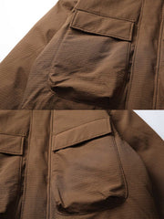 製品画像:
「立体ポケットとレイヤード風デザインを採用したフード付き中綿ジャケットの正面全体展示図。厚手生地と中綿裏地により抜群の保温性を提供し、ルーズフィットシルエットが防風性と快適さを両立。冬のアウトドアや通勤に最適な一着。」
詳細画像:
「フード付き中綿ジャケットのディテールクローズアップ。立体ポケットのデザインや、裾部分に施されたダブルレイヤーディテール、防風性能を高めるゴム仕様の袖口が特徴。」