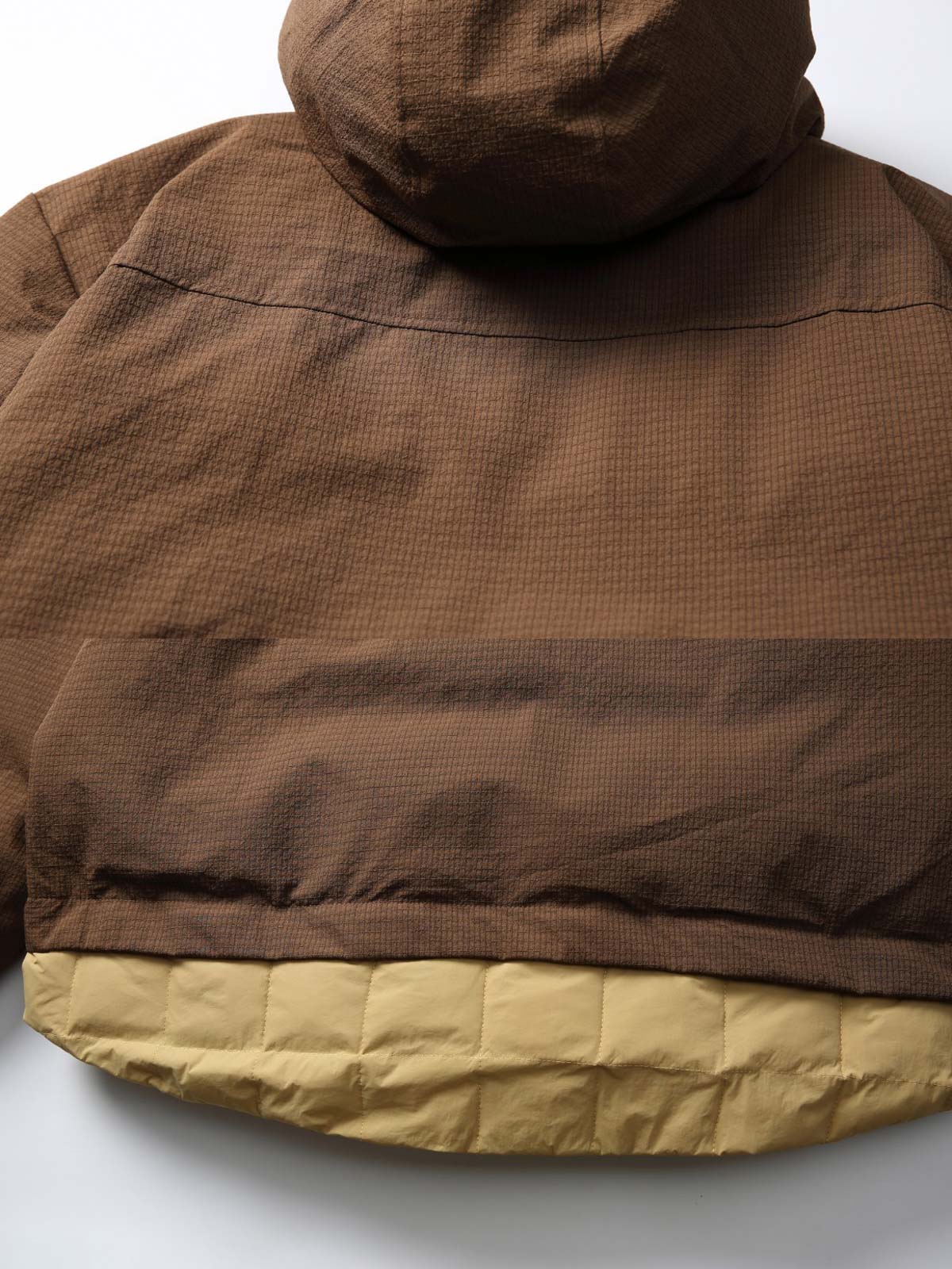 製品画像:
「立体ポケットとレイヤード風デザインを採用したフード付き中綿ジャケットの正面全体展示図。厚手生地と中綿裏地により抜群の保温性を提供し、ルーズフィットシルエットが防風性と快適さを両立。冬のアウトドアや通勤に最適な一着。」
詳細画像:
「フード付き中綿ジャケットのディテールクローズアップ。立体ポケットのデザインや、裾部分に施されたダブルレイヤーディテール、防風性能を高めるゴム仕様の袖口が特徴。」