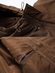 製品画像:
「立体ポケットとレイヤード風デザインを採用したフード付き中綿ジャケットの正面全体展示図。厚手生地と中綿裏地により抜群の保温性を提供し、ルーズフィットシルエットが防風性と快適さを両立。冬のアウトドアや通勤に最適な一着。」
詳細画像:
「フード付き中綿ジャケットのディテールクローズアップ。立体ポケットのデザインや、裾部分に施されたダブルレイヤーディテール、防風性能を高めるゴム仕様の袖口が特徴。」