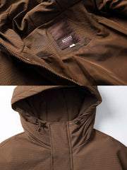 製品画像:
「立体ポケットとレイヤード風デザインを採用したフード付き中綿ジャケットの正面全体展示図。厚手生地と中綿裏地により抜群の保温性を提供し、ルーズフィットシルエットが防風性と快適さを両立。冬のアウトドアや通勤に最適な一着。」
詳細画像:
「フード付き中綿ジャケットのディテールクローズアップ。立体ポケットのデザインや、裾部分に施されたダブルレイヤーディテール、防風性能を高めるゴム仕様の袖口が特徴。」