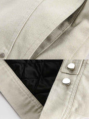 製品画像:
レトロなハンティングスタイルの中綿入りコーデュロイ襟付きジャケット。厚手の生地と暖かい中綿が寒い季節に最適。エレガントなデザインと実用的な大容量ポケット。
詳細画像:
厚手コーデュロイ襟付きハンティングジャケット。大きな前ポケットと通気性のある中綿素材、レトロで機能的なデザイン。ストレートカットとゆったりシルエットで快適な着心地。