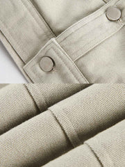 製品画像:
レトロなハンティングスタイルの中綿入りコーデュロイ襟付きジャケット。厚手の生地と暖かい中綿が寒い季節に最適。エレガントなデザインと実用的な大容量ポケット。
詳細画像:
厚手コーデュロイ襟付きハンティングジャケット。大きな前ポケットと通気性のある中綿素材、レトロで機能的なデザイン。ストレートカットとゆったりシルエットで快適な着心地。