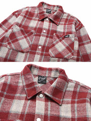 製品画像: 冬の防寒にも適したレッド系チェック柄の厚手ウール混シャツ全体像、クラシックなデザインが魅力。
詳細画像: 高い保温性を誇る厚手ウール混素材と、現代的なループディテールをクローズアップ。