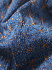 製品画像
「刺し子刺繍 はんてん風 デニムジャケットの正面全体図。日本の伝統技法である刺し子刺繍を採用し、和風はんてんスタイルとモダンなデザインが融合。高品質なインディゴデニム素材で耐久性と快適さを両立し、ヴィンテージ感あふれるタイムレスな一着。」
詳細画像
「刺し子刺繍 はんてん風 デニムジャケットのディテール特写。緻密に施された刺し子刺繍模様が職人技を際立たせ、天然貝ボタンがデザインの洗練されたアクセントに。落ち着いたインディゴデニムの色合いが、伝統美と現代的な要素を引き立てている。」